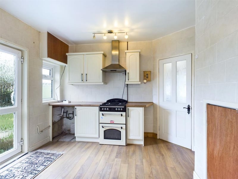 Kitchen/diner with a range of wall and base units