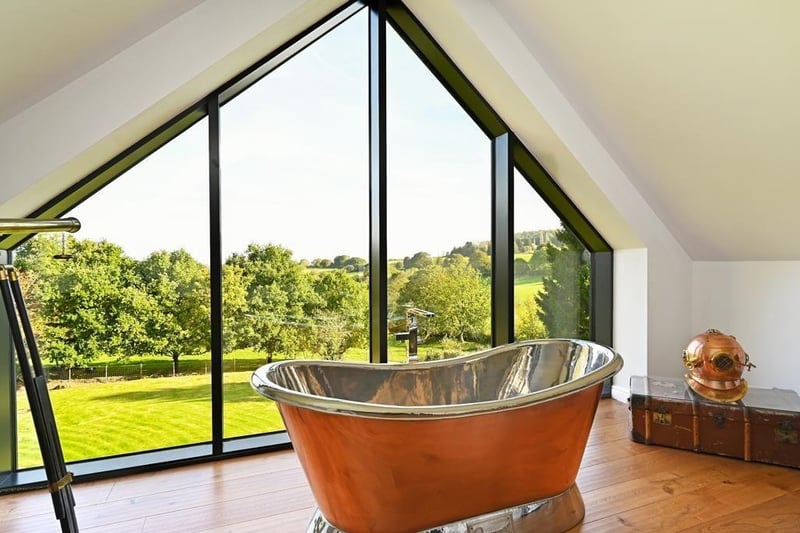 Imagine relaxing in the tub with those views... (Photo courtesy of Zoopla)