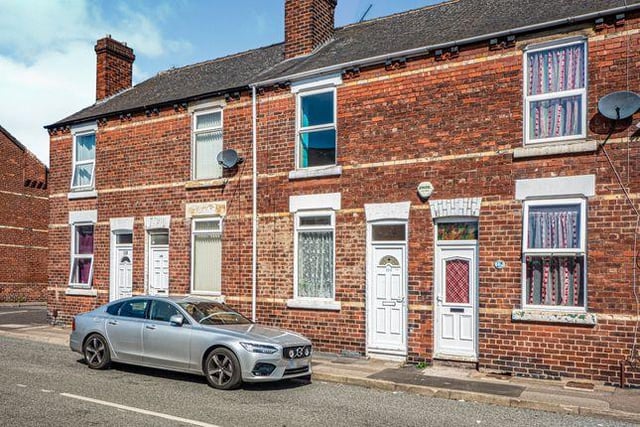 This two bedroom terrace has two reception rooms and a large bathroom. Marketed by Housesimple, 0113 482 9379.