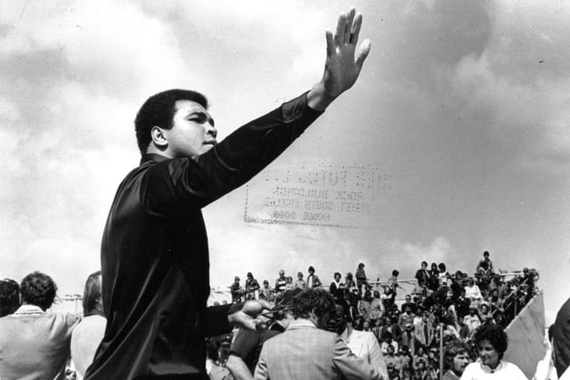 Ali takes a moment to wave to his fans.
