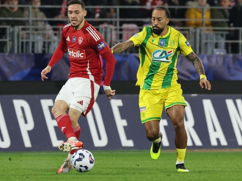 Hull City are keen on signing Huddersfield Town winger Sorba Thomas, who is currently out on loan in France with Nantes. Tigers chief Ruben Selles has confirmed Hull's interest in the 25-year-old, who headed to Ligue 1 last summer, with discussions being held with Nantes and the Terriers.