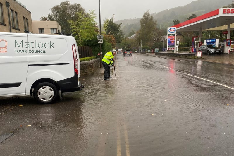Matlock Flood Warden Cllr. Steve Wain and the Town Council’s outdoor team have been delivering sandbags and removing leaves from drains to alleviate the flooding this morning. A spokesperson for Matlock Town Council said: “We do still have some sandbags available here at the Imperial Rooms if you need some, but please try to be fair and leave some for other people. As always, be very cautious in and around flood water, it can be much more dangerous than it looks.”
