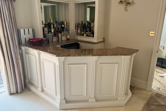 Have some mixology skills to show off? Perfect. This home bar will give you more than enough space to put together some Margaritas for friends or an Espresso Martini for that someone special in your life.