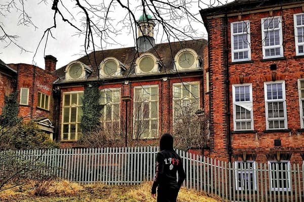 An urban explorer has shared pictures of what the inside of derelict Heanor Grammar School looks like.