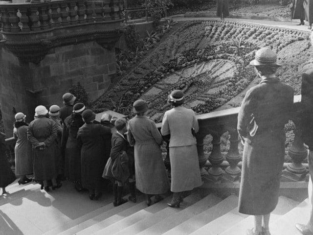 Contained mostly within the city centre, the scenes are almost all instantly recognisable, showing famous landmarks such as the floral clock, the Scott Monument and the castle esplanade.