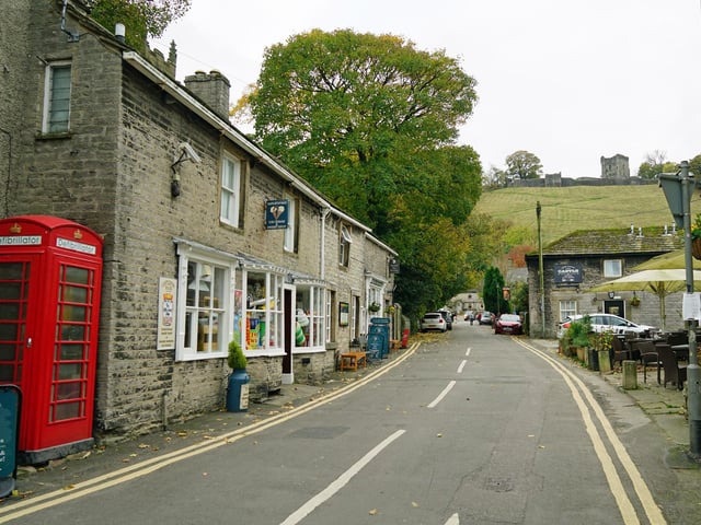 The village offers great access to scenic walking trails - including the popular walking route to the top of Mam Tor.
