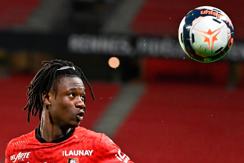 Bayern Munich look set to rival the likes of Manchester United and Arsenal for Rennes starlet Eduardo Camavinga. The 18-year-old is set to leave his club this summer, and could cost close to £40m. (ESPN)