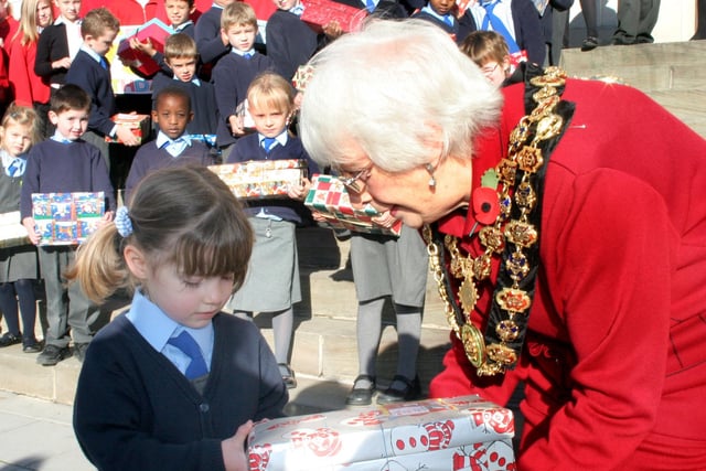 sch61796
Launch of Operation Christmas Child in Chesterfield by town Mayor Trudy Mulcaster. pic are children from St Mary's RC primary School and Brampton Primary School, and Emily Sobczak from St Mary's in the foreground.