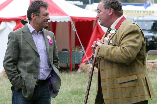sp64997
Chatsworth country Fair 2007 alan Titchmarsh with Carl Cox, regional director british Association for shooting and conservation.