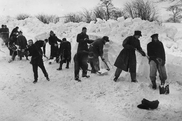 German prisoners of war clearing snow from the Whaley Bridge to Buxton road near Chapel-en-le-Frith aftrer Britain's worst blizzards for 50 years on February 6, 1947. (Photo by Keystone/Getty Images)
