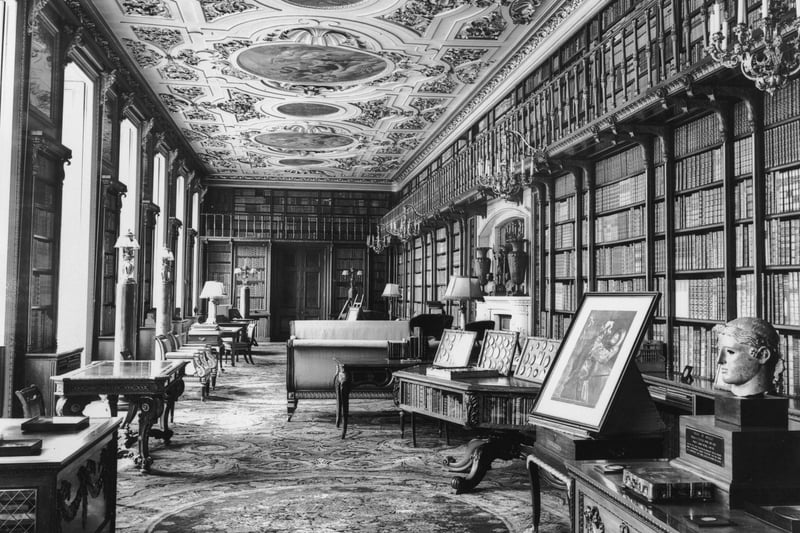 The library of Chatsworth House, circa 1930. (Photo by Central Press/Hulton Archive/Getty Images)