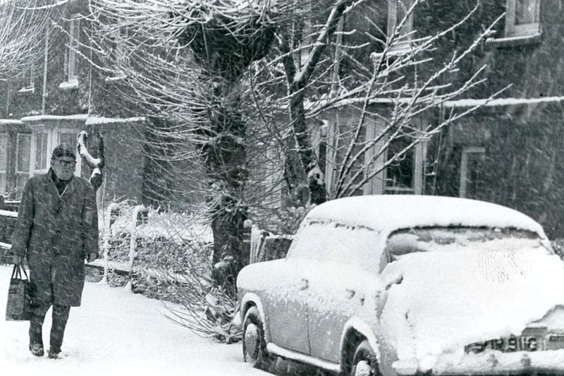 Winter Strikes.
Monday's heavy snowfall made shopping for the elderly a hazardous journey, 4th Feb 1983