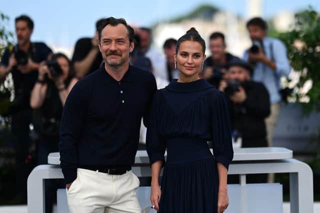 British actor Jude Law (L) and Swedish actress Alicia Vikander pose during a photocall for the film "Firebrand" at the 76th edition of the Cannes Film Festival in Cannes, southern France, on May 22, 2023. (Photo by Patricia DE MELO MOREIRA / AFP) (Photo by PATRICIA DE MELO MOREIRA/AFP via Getty Images)