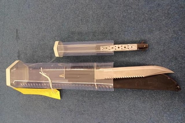 Police say the owners of these "nasty looking knives" were stopped driving into Nottingham in a stolen car by Notts RPU and @DerbyshireRPU.
Officers arrested two men for robbery/GBH and having offensive weapons.