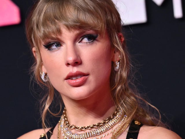 Taylor Swift has been spotted with Harry Styles on a Derbyshire excursion, with the famous pair stopping for lunch at the Rising Sun in Bamford some 11 years ago. Harry has also been sighted again in Derbyshire more recently. Back in 2022, along with then-partner Olivia Wilde, Styles visited the Chatsworth Estate and Chatsworth Kitchen at the Peak Village shopping centre in Rowsley.
