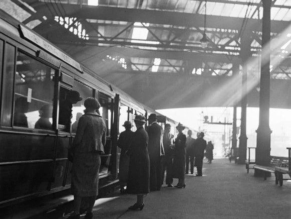 Passengers boarding the Flying Scotsman at Waverley Station. Both The Coronation and The Flying Scotsman feature prominently de Poll's series.