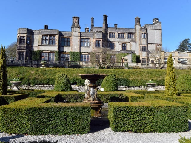 Ashford-in-the-Water is popular for its medieval bridge and Thornbridge Hall, the 12th century stately home that lies on the outskirts of the village. It is also home to a number of great places to stop for a drink or a bite to eat - including The Bulls Head and the Ashford Arms.