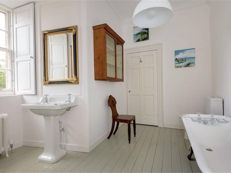 Master en-suite bathroom.