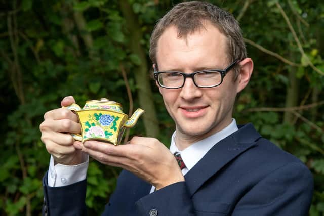 Hansons valuer Edward Rycroft with the imperial Chinese wine ewer - SWNS