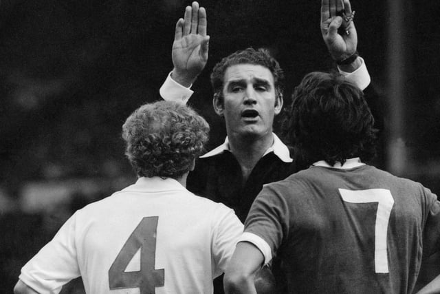 11th October 1974:  Referee R Matthenson sends off Kevin Keegan from Liverpool and Billy Bremner for trading punches during a testy Charity Shield match at Wembley.