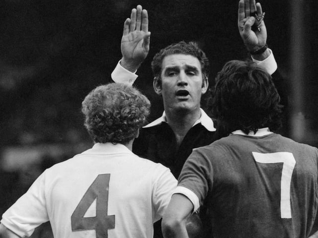 11th October 1974:  Referee R Matthenson sends off Kevin Keegan from Liverpool and Billy Bremner for trading punches during a testy Charity Shield match at Wembley.