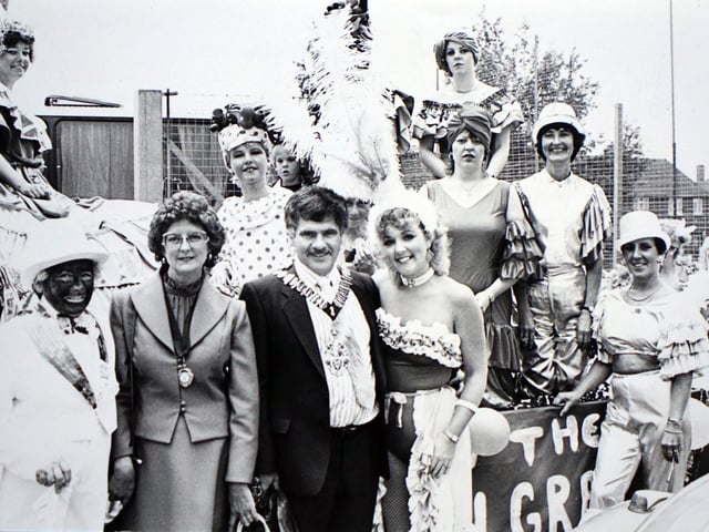 The Mayor with Sew and Craft ladies at Ripley carnival in 1986.