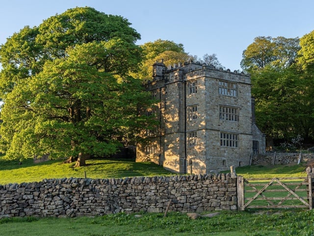 Hathersage has strong literary connections - having inspired Charlotte Brontë while she was writing Jane Eyre. The nearby North Lees Hall (pictured here) also became the main inspiration for Thornfield Hall. The Grave of Little John, Robin Hood’s second-in-command, can be found at St. Michael’s Church in the heart of Hathersage. While there is little evidence proving he is buried here, ballads suggest that he originated from Hathersage and settled there again later in his life.