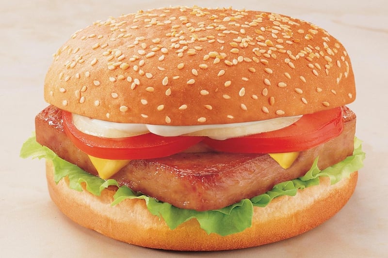 Pizzas, Burgers and Kebabs ruled in this decade of fast-food. Diced and sizzled until slightly crispy, cubes of SPAM Chopped Pork and Ham brightened up the dullest pizza topping, while sizzled slices and cubes made the perfect Spamburger hamburger and SPAM Kebabs.