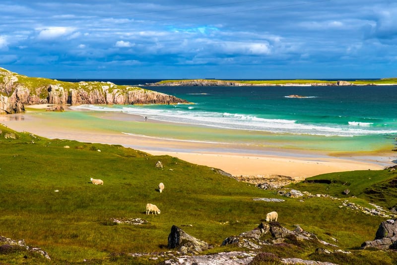 This attractive sandy beach is flanked by rocky outcrops and a grassy landscape which slopes up towards Beinn Ceannabeinne, a 383m high mountain where it takes its name, and enjoys views of the island of Eilean Hoan, which is now a nature reserve.