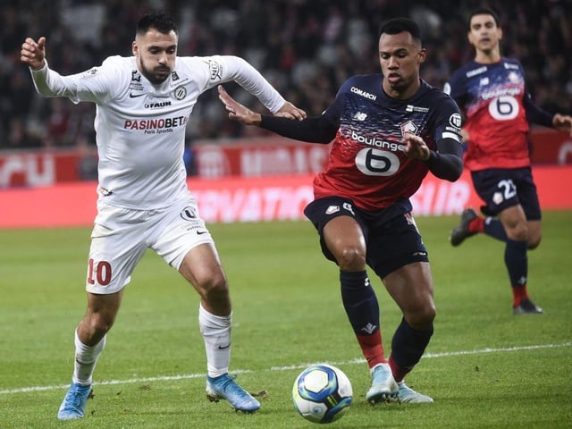 Arsenal and Everton have been put on alert after defensive target Gabriel has admitted he would be keen on a move to England. The Lille centre-back has impressed for the French side and is keen on getting into the Brazil squad. The 22-year-old is valued at £20million with Napoli reportedly at the front of the queue. (Footmercato)