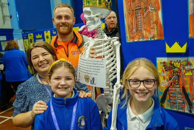 6 happy photos show Derbyshire pupils and parents as special events ...