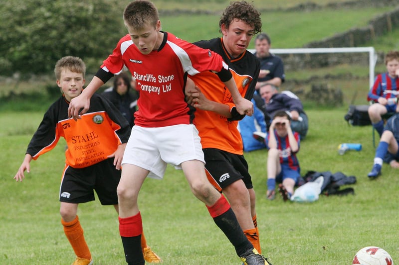 The under 14s final between Matlock Rangers (red and white) and Brimwood United in 2008.