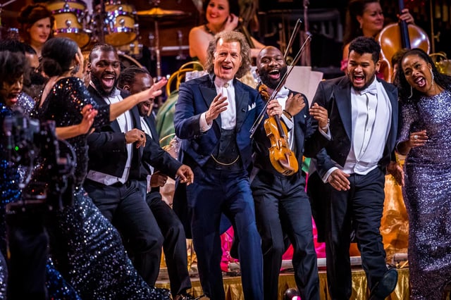 Andre is accompanied by a sparkling crew of musicians and guest singers in his festive concert film (Photo:  Andre Rieu Productions/Piece of Magic Entertainment).