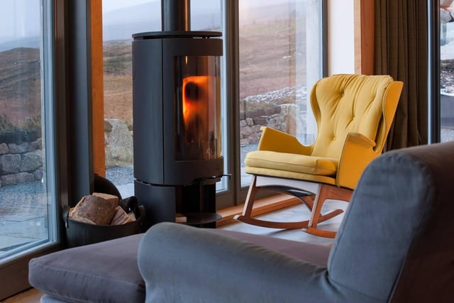 Marvel at uninterrupted views from this stunning self-catering accommodation on the shores of Loch Eriboll, complete with a cosy wood burning stove and modern furnishings for a comfortable stay. Book: https://bit.ly/3cTpPwO