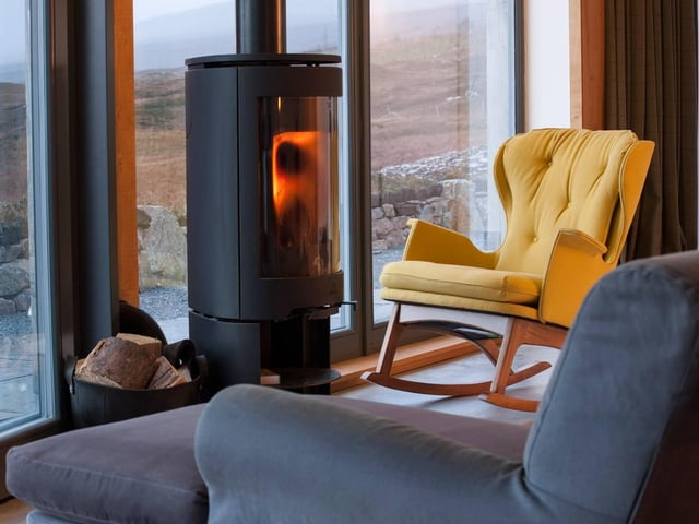 Marvel at uninterrupted views from this stunning self-catering accommodation on the shores of Loch Eriboll, complete with a cosy wood burning stove and modern furnishings for a comfortable stay. Book: https://bit.ly/3cTpPwO