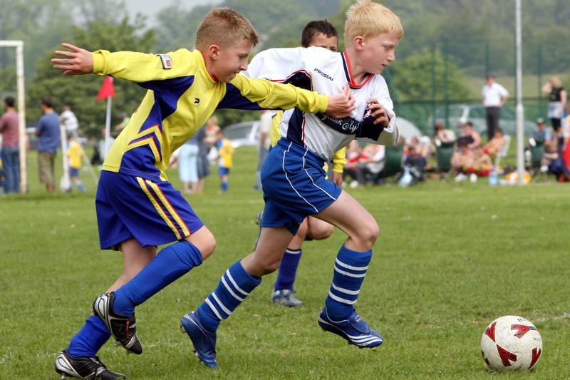 Huthwaite Colts (yellow and blue) against Matlock Lions White in 2007.