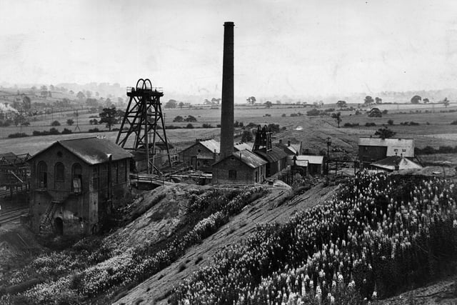 The Avenue Colliery in August 1931, set in countryside outside Chesterfield.  (Photo by Fox Photos/Getty Images)