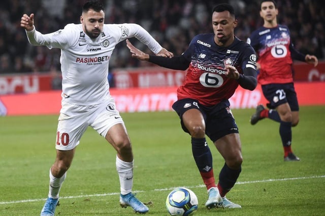 Manchester United have held talks with the agents of Lille defender and Everton linked Gabriel Magalhaes as the French club prepare to sell for £27m. (RMC Sport via Daily Express)