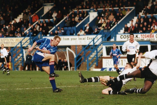 Jon Howard fires for goal in Chesterfield’s 3-1 home defeat to Luton Town on 25th March 2000.