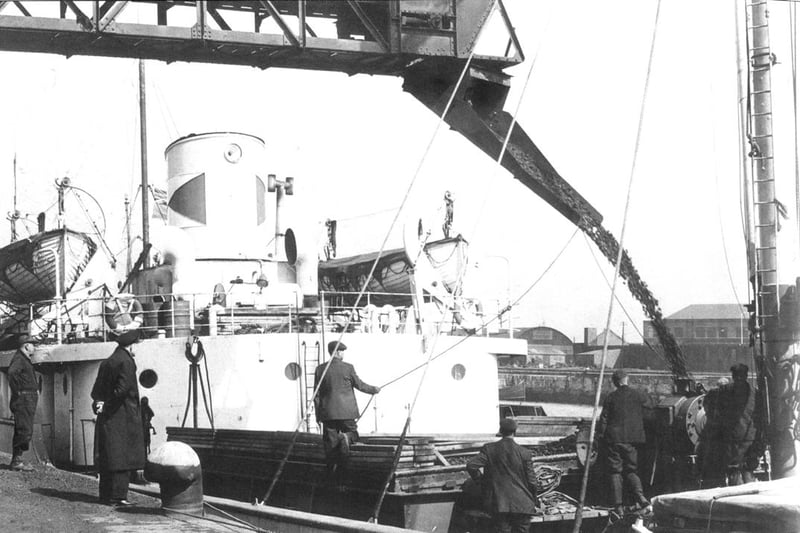 Loading coal at South Dock in April 1965. Photo: Bill Hawkins.