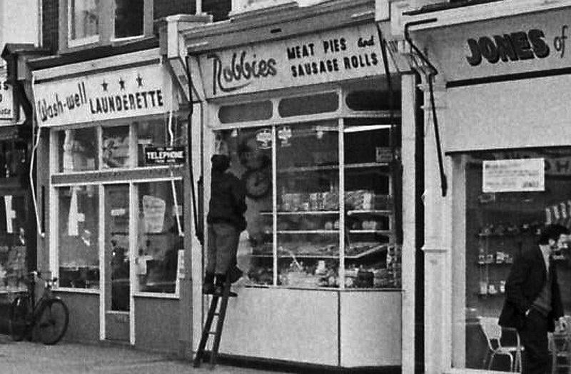 Fawcett Road taken 5th April 1971
Wash Well Launderette, Robbie's Meat Pies and Sausage Rolls and Jones of Southsea