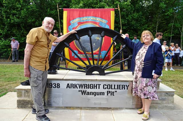 John Burrows, the former Derbyshire NUM representative at Arkwright Colliery, and Norma Dolby of the Arkwright Women's Action Group unveil the memorial.