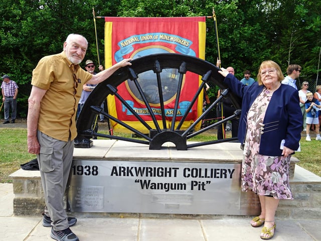 John Burrows, the former Derbyshire NUM representative at Arkwright Colliery, and Norma Dolby of the Arkwright Women's Action Group unveil the memorial.