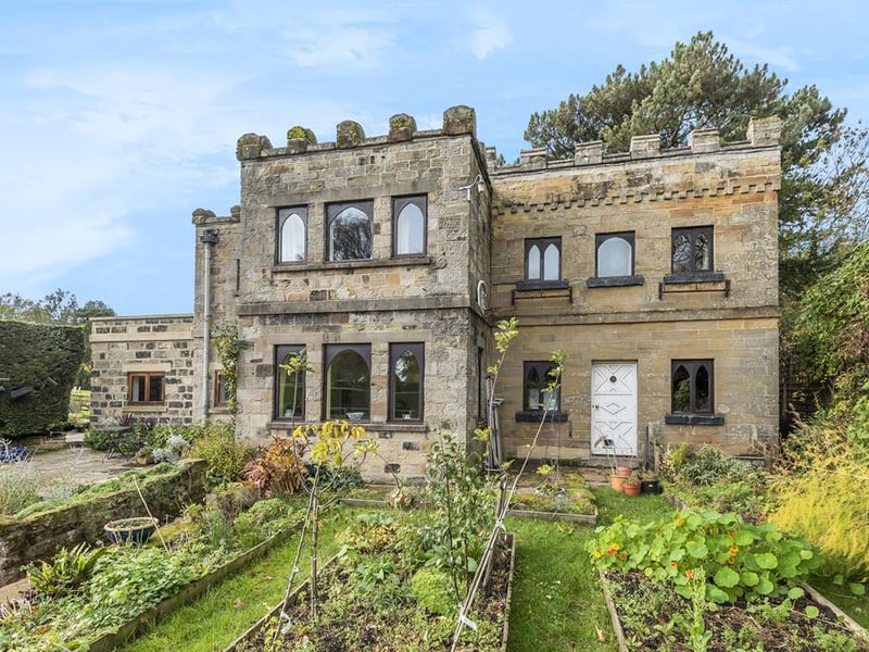 The property is based on Front Street in the village of Boroughbridge, near York, and sites close to sites of archeological importance. It has easy access to local amenities and good transport links.