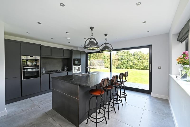The kitchen has an amazing modern finish. (Photo courtesy of Zoopla)