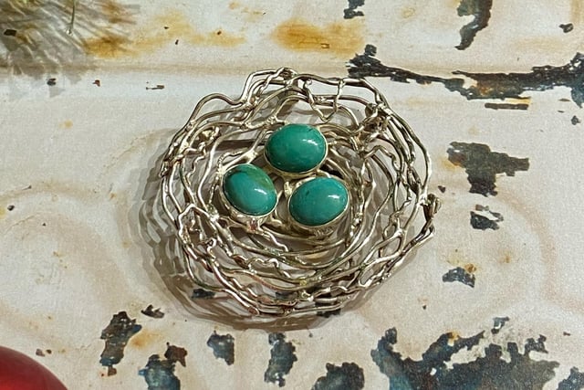 This delightful Robin’s Nest Brooch from Adorn features three turquoise eggs nestled in a silver nest. Perfect for a special Christmas present. Robin’s Nest Brooch - £65.00
Find out more: www.adornjewellerschesterfield.co.uk/
