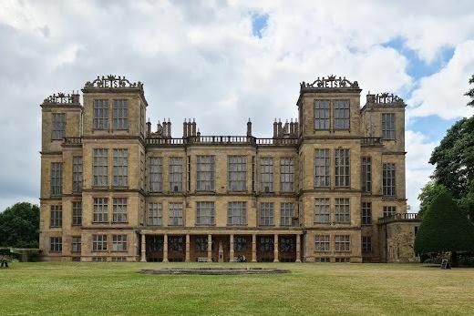 Built between 1590 and 1597 for Bess of Hardwick, it was designed by the architect Robert Smythson, an exponent of the Renaissance style. Hardwick Hall is one of the earliest examples of the English interpretation of this style, which came into fashion having slowly spread from Florence. Its arrival in Britain coincided with the period when it was no longer necessary or legal to fortify a domestic dwelling.