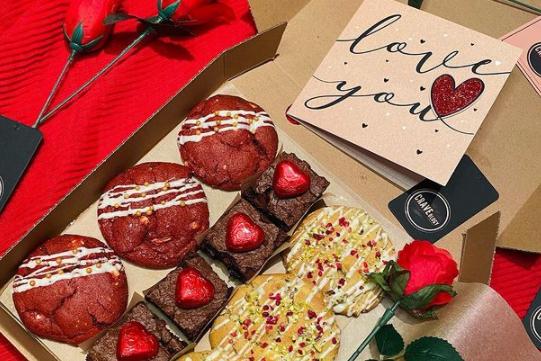 They are a small business baking NYC Cookies, brownies and seasonal gift boxes too.
Their boxes are a great gift for that someone special featuring their popular Red Velvet & Rose, Pistachio & White Choc cookies! 
Insta: @craveology__uk
Facebook: @craveologyuk