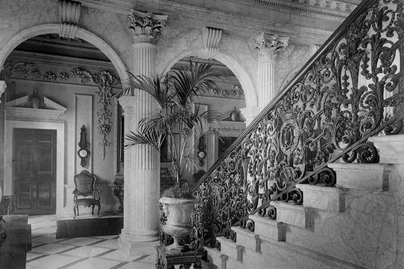 1909:  The grand staircase and hall of Chesterfield House in Derbyshire.  (Photo by Topical Press Agency/Getty Images)