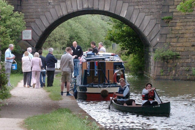 Visitors at the IWA National Trailboat Festival at Tapton Lock in 2005.